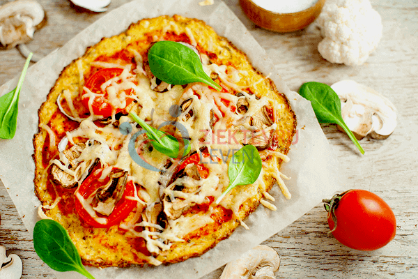 Koolhydraatarme Pizza met Bloemkool Bodem (Recept)