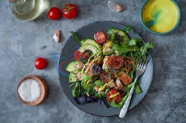 Gezonde Koolhydraatarme Salade Met Kip en Avocado (Makkelijk Recept)