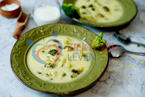 BROCCOLI-CHEESE-SOUP-(11)-copy Romige Koolhydraatarme Broccolisoep met Kaas (Gezond Recept)